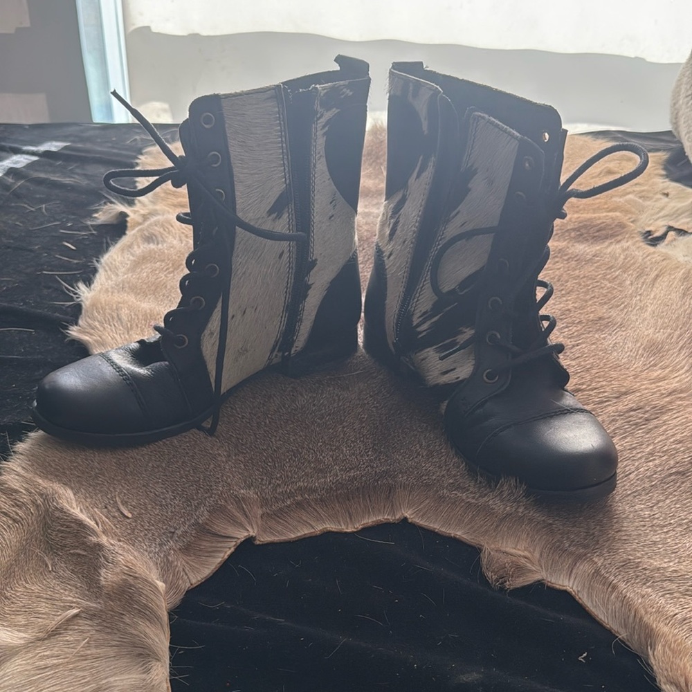 Betsey Johnson Cowhide Heart Boots🩷🌟